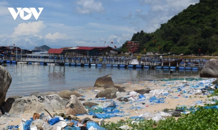 Rác thải nhựa bóp nghẹt biển miền Trung - 5