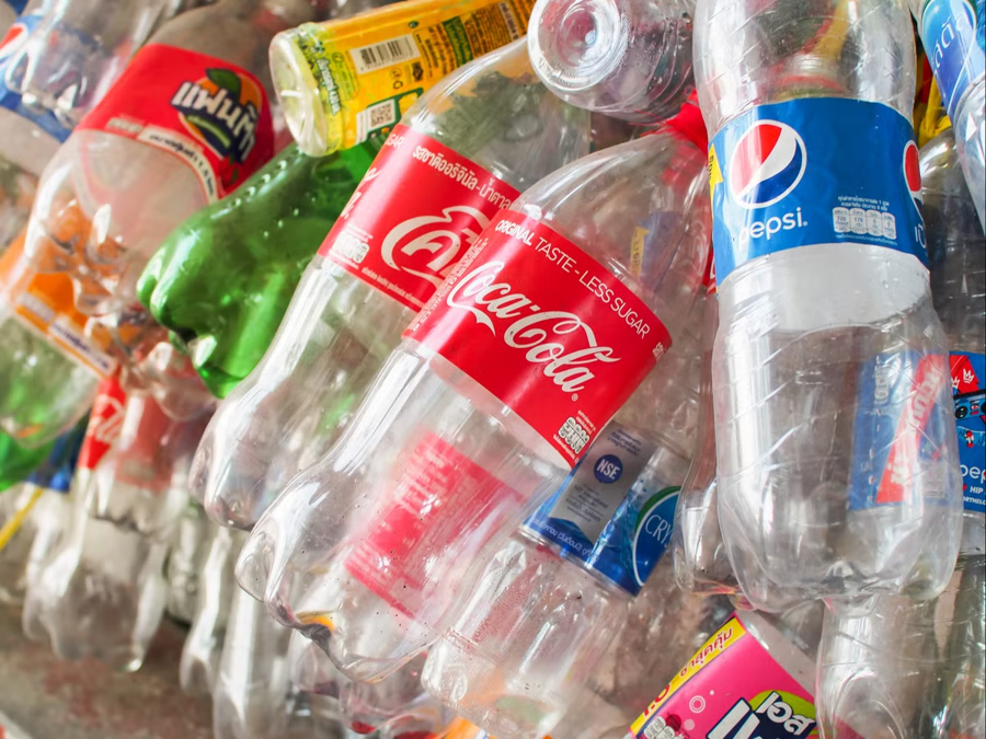 Một số “ông lớn” như Coca-Cola và Pepsi vẫn đang sử dụng nhiều nhựa nguyên sinh mặc dù đã cam kết giảm thiểu.