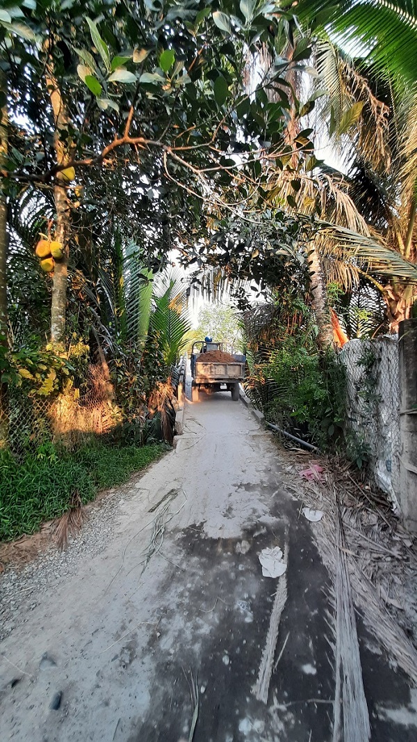 Cầu cũ xã Trung Chánh, xe ô tô tải không thể đi qua để chuyên chở hàng hoá được.