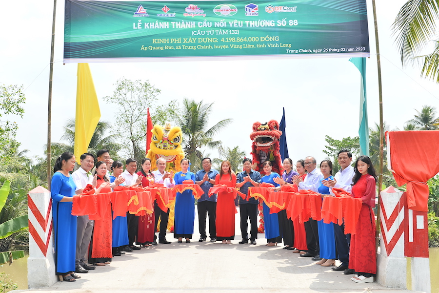 Cắt đại biểu cắt băng khánh thành Cầu nối yêu thương số 88 - Cầu Rạch Dung. 