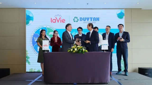 Duy Tân và LaVie hợp tác thu gom và tái chế 11.000 tấn rác thải nhựa - Ảnh 1.