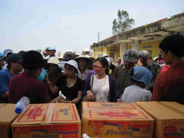 Đoàn từ thiện Hiêp hội Nhựa cứ trợ Đồng bào bị lũ lụt tại Quảng Nam 2009