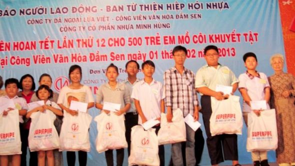 Tết của các em thiếu nhi có hoàn cảnh khó khăn tại Đầm Sen 2013
