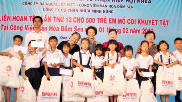 Tết của các em thiếu nhi có hoàn cảnh khó khăn tại Đầm Sen 2013