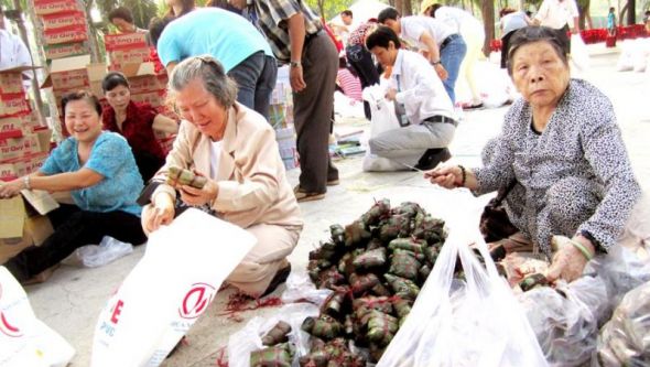 Tết của các em thiếu nhi có hoàn cảnh khó khăn tại Đầm Sen 2013