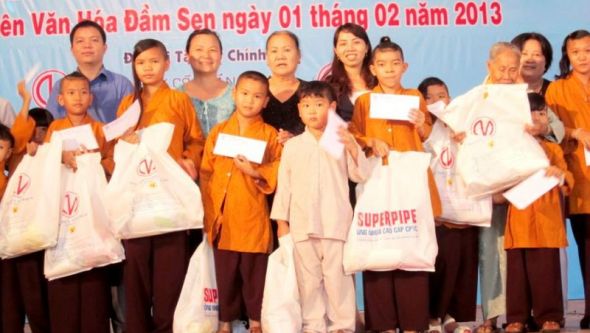 Tết của các em thiếu nhi có hoàn cảnh khó khăn tại Đầm Sen 2013