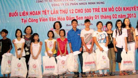 Tết của các em thiếu nhi có hoàn cảnh khó khăn tại Đầm Sen 2013