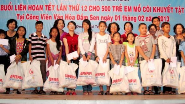 Tết của các em thiếu nhi có hoàn cảnh khó khăn tại Đầm Sen 2013