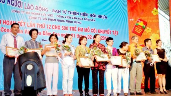 Tết của các em thiếu nhi có hoàn cảnh khó khăn tại Đầm Sen 2013