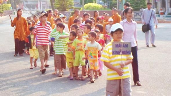 Tết của các em thiếu nhi có hoàn cảnh khó khăn tại Đầm Sen 2013