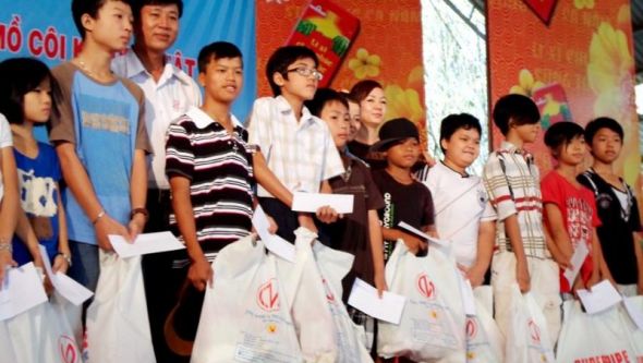 Tết của các em thiếu nhi có hoàn cảnh khó khăn tại Đầm Sen 2013