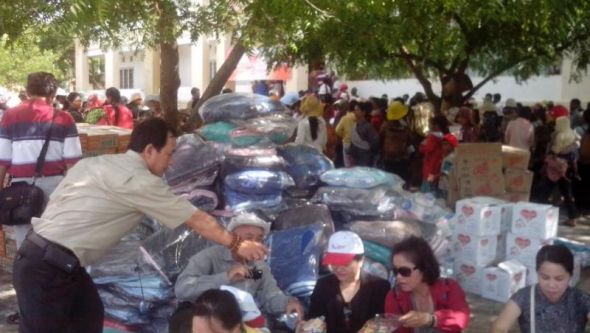 Khám và tặng quà đồng bào tỉnh Bình Thuận