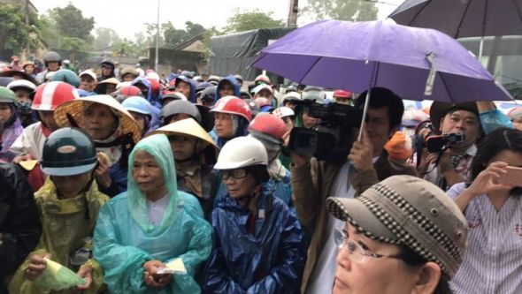 HỖ TRỢ  ĐỒNG BÀO MIỀN TRUNG KHẮC PHỤC, GIẢM NHẸ THIỆT HẠI DO BÃO LŨ