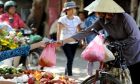 Chuyên gia khuyên các bà nội chợ bỏ thói quen đựng thực phẩm trong túi nilon và nhựa tái chế