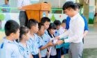 Công ty Nhựa Long Thành trao học bổng cho học sinh khó khăn