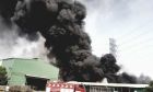 ​ Vũng Tàu: Cháy lớn tại xưởng nhựa, cột khói khổng lồ cao hàng chục mét