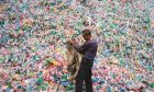 Các nhà khoa học bước đầu tìm ra cách tái chế nhựa vô hạn lần