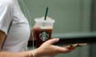 Starbucks tuyên bố ngừng sử dụng ống hút bằng nhựa