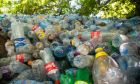 ​ Nhựa xả ra từ sản phẩm của các hãng đồ uống lớn có thể bao phủ 83 sân bóng đá mỗi ngày