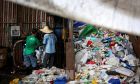 Hong Kong (Trung Quốc) đối mặt núi rác thải nhựa do COVID-19