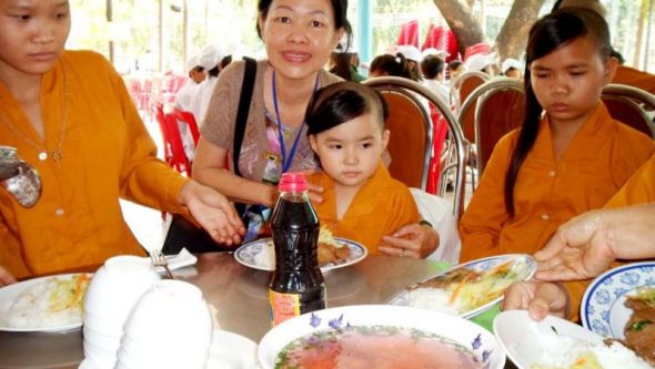Tết của các em thiếu nhi có hoàn cảnh khó khăn tại Đầm Sen 2013