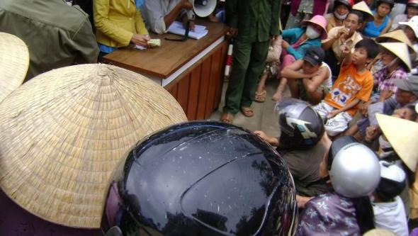 Đoàn từ thiện Hiêp hội Nhựa cứ trợ Đồng bào bị lũ lụt tại Phú Yên 2009